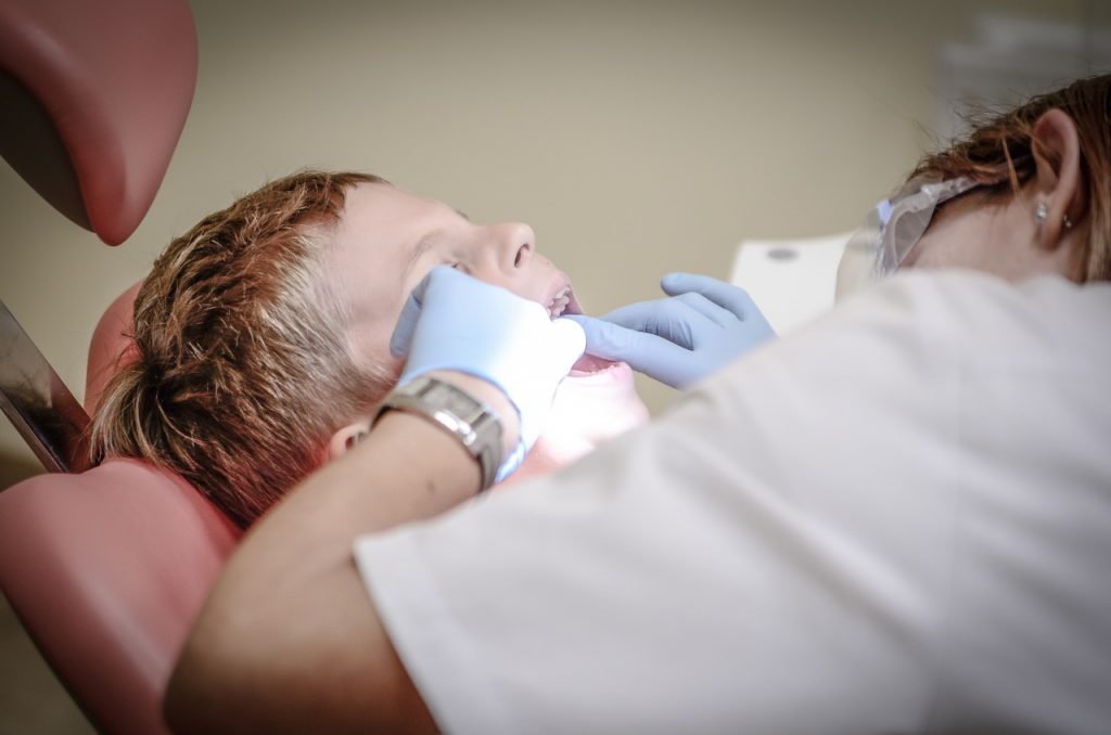 Comment détendre votre enfant avant un rendez-vous chez le dentiste ?